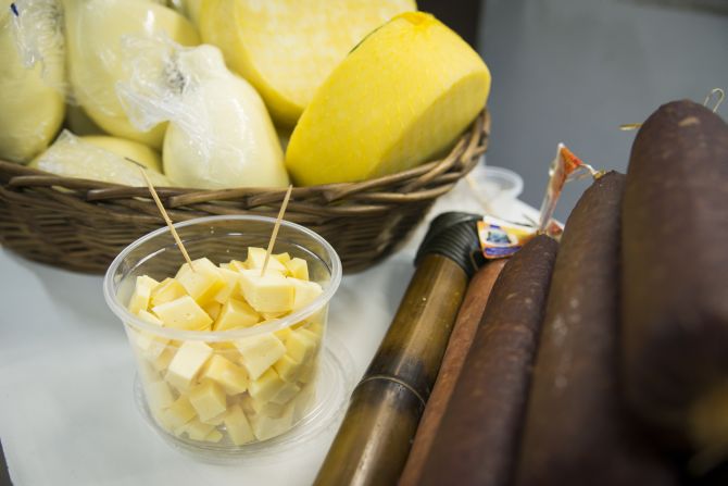 O queijo muçarela tipo purunga do Empório do Bacalhau, um dos expositores da feira. O queijo muçarela tipo purunga do Empório do Bacalhau, um dos expositores da feira.