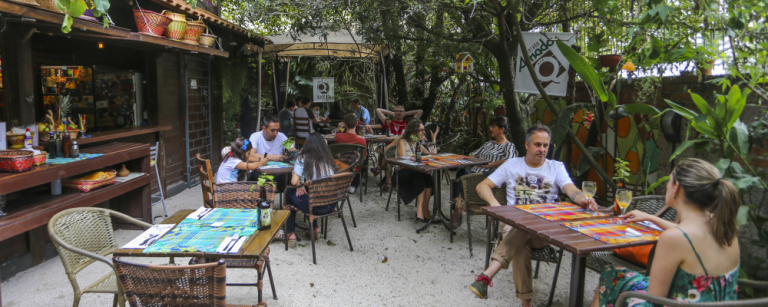 Restaurante Quintana estreia bar no jardim com drinks e cervejas artesanais