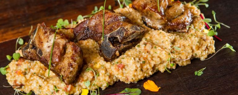 Prato Sua de Porco com Quirera, preparado pelo chef Flavio Frenkel para a secao almoco em familia do Viver Bem. Foto: Brunno Covello / Gazeta do Povo