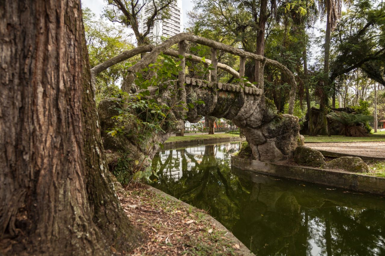 Ponte sobre um dos canais do Passeio Público. Foto: Fernando Zequinão/Gazeta do Povo Ponte sobre um dos canais do Passeio Público. Foto: Fernando Zequinão/Gazeta do Povo