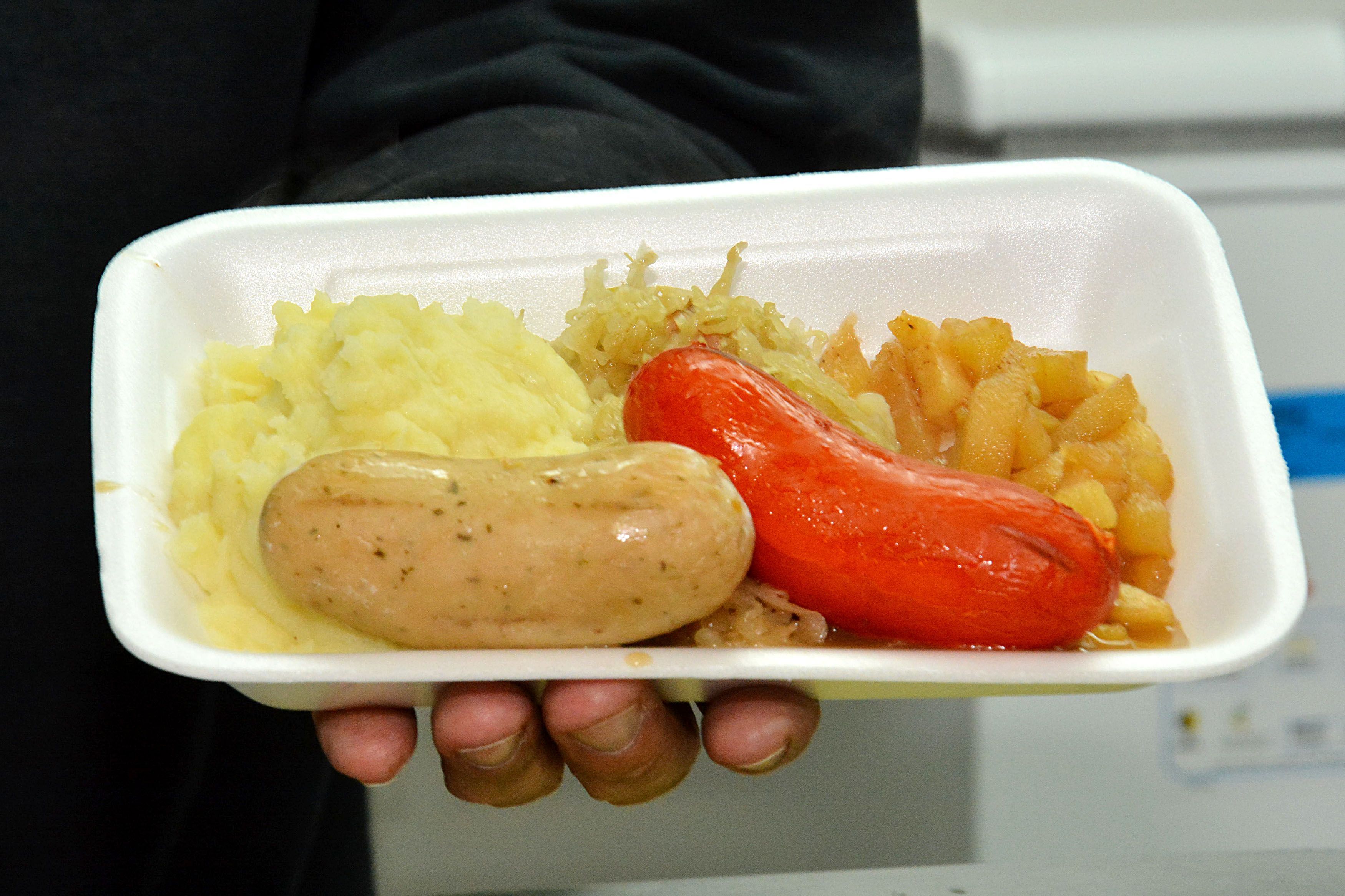 As tradicionais linguiças vermelha e branca, da Alemanha servidas no típico alemão (R$ 14), com linguiças vermelha e branca, chucrute, purê de batata e molho cury. Foto: Levy Ferreira/ SMCS As tradicionais linguiças vermelha e branca, da Alemanha servidas no típico alemão (R$ 14), com linguiças vermelha e branca, chucrute, purê de batata e molho cury. Foto: Levy Ferreira/ SMCS