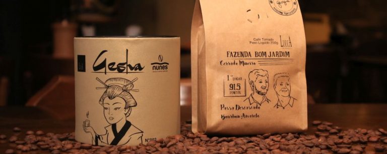À esquerda, o café da variedade Gesha, colhido por Geórgia e Camila Franco, do Lucca Cafés Especiais, no Cerrado Mineiro. A variedade é única no Brasil e foram produzidos apenas 26 quilos de café. À direita, o café mais bem pago do mundo, vendido exclusivamente pelo Lucca Café no Brasil. Foto: Orleno Adriane/Divulgação