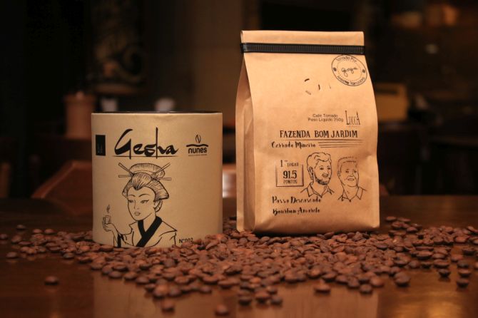 À esquerda, o café da variedade Gesha, colhido por Geórgia e Camila Franco, do Lucca Cafés Especiais, no Cerrado Mineiro. A variedade é única no Brasil e foram produzidos apenas 26 quilos de café. À direita, o café mais bem pago do mundo, vendido exclusivamente pelo Lucca Café no Brasil. Foto: Orleno Adriane/Divulgação À esquerda, o café da variedade Gesha, colhido por Geórgia e Camila Franco, do Lucca Cafés Especiais, no Cerrado Mineiro. A variedade é única no Brasil e foram produzidos apenas 26 quilos de café. À direita, o café mais bem pago do mundo, vendido exclusivamente pelo Lucca Café no Brasil. Foto: Orleno Adriane/Divulgação