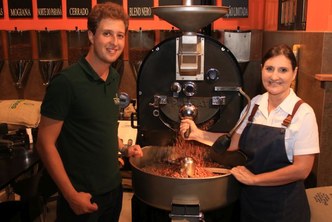 Gabriel Nunes, agrônomo da Nunes Coffee, e Geórgia Franco, mestre de torra do Lucca Café. Foto: Orleno Adriane/Divulgação Gabriel Nunes, agrônomo da Nunes Coffee, e Geórgia Franco, mestre de torra do Lucca Café. Foto: Orleno Adriane/Divulgação