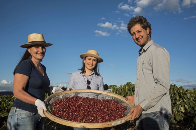 Da esquerda para a direita: Geórgia Franco, mestre de torra do Lucca, Camila Franco, barista do Lucca, e Gabriel Nunes, agrônomo da Nunes Coffee. Foto: Divulgação Da esquerda para a direita: Geórgia Franco, mestre de torra do Lucca, Camila Franco, barista do Lucca, e Gabriel Nunes, agrônomo da Nunes Coffee. Foto: Divulgação
