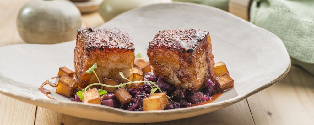 Foto para matéria de capa da revista Bom Gourmet sobre carne suína . Receitas e dicas de como prepará-la corretamente ... porco porqueta costelinha lombo lamen barriga medalhão de filé mignon suíno Local: A Fábrika .