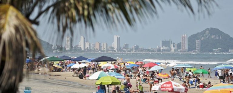 Final de semana de muito calor nas prais de Guaratuba no litoral do Paraná - banhistas tomando banho de mar - vendedores ambulantes e funcionarios da limpeza trabalhando no sol escaldante - salva-vidas - guarda vidas orientando banhistas na praia - comerciantes estrangeiros que escolheram a cidade pra morar e montar seus comércios - policiamento nas praias com viaturas - policia militar na praia - ferry-boat fazendo a travessia de Guaratuba para Matinhos - cacchoros na praia de Caieiras - veranistas que trazem comida pra praia para economizar - banhistas farofeiros na praia - caixa de som virou febre nas areias das praias de guaratuba - praia do Morro do Cristo em Guaratuba lotada no final de semena de muito sol.