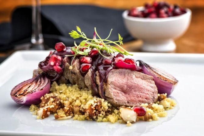 Cordeiro ao molho de romã com couscous marroquino. Foto: Letícia Akemi/Gazeta do Povo Cordeiro ao molho de romã com couscous marroquino. Foto: Letícia Akemi/Gazeta do Povo