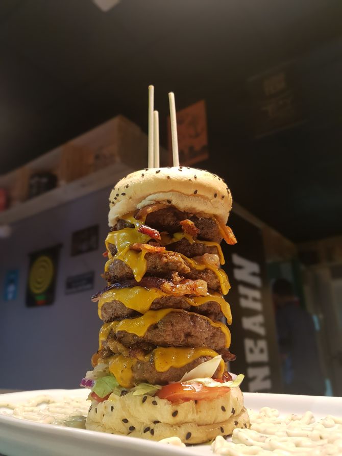 Hambúrguer de seis andares do Garden, em Curitiba. Foto: Divulgação.