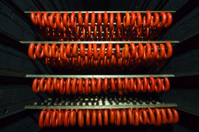 Linguiça Blumenau sendo defumada. São 7.200 unidades defumadas a cada 36 horas. Foto: Divulgação Linguiça Blumenau sendo defumada. São 7.200 unidades defumadas a cada 36 horas. Foto: Divulgação