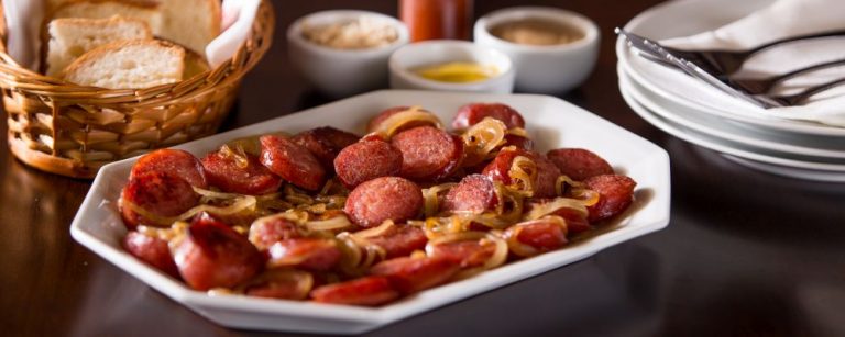 Linguiça Blumenau na chapa com cebola. Foto: Divulgação