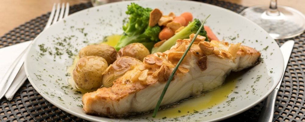 Posta de bacalhau com batatas, um dos pratos principais servidos na Osteria da Paz. Foto: Fernando Zequinão/Gazeta do Povo