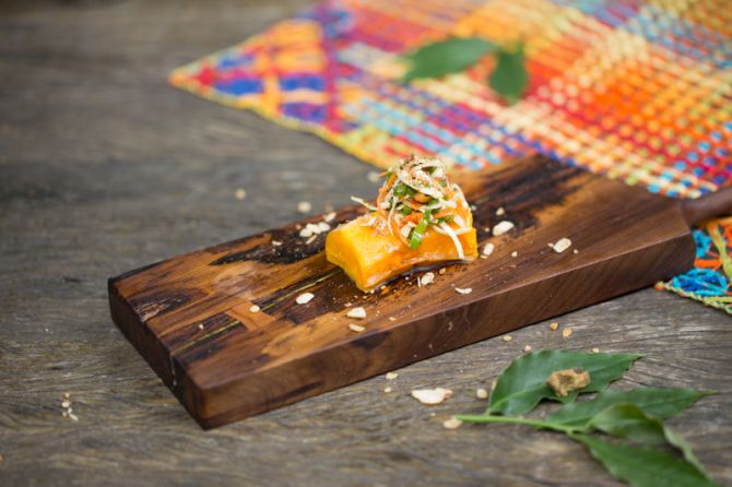 Abóbora confitada na gordura suína com salada haitiana e pólen. Foto: Divulgação