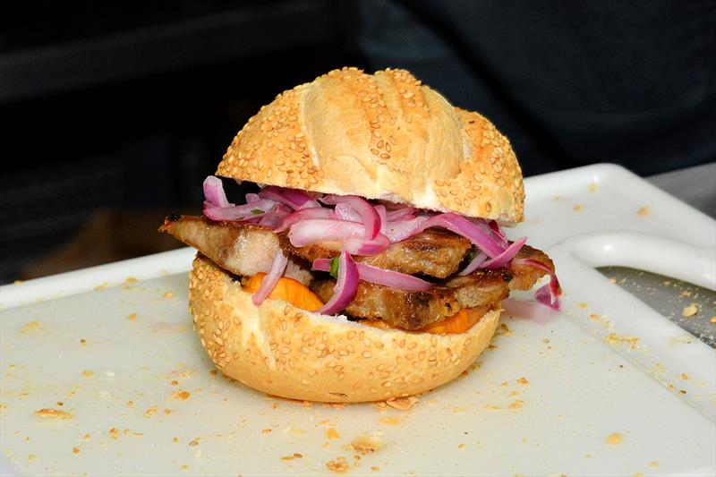 Sanduíche típico peruano é recheado com pernil crocante fatiado com salsa crioula e batata doce. Foto: Levy Ferreira/Prefeitura de Curitiba. Sanduíche típico peruano é recheado com pernil crocante fatiado com salsa crioula e batata doce. Foto: Levy Ferreira/Prefeitura de Curitiba.