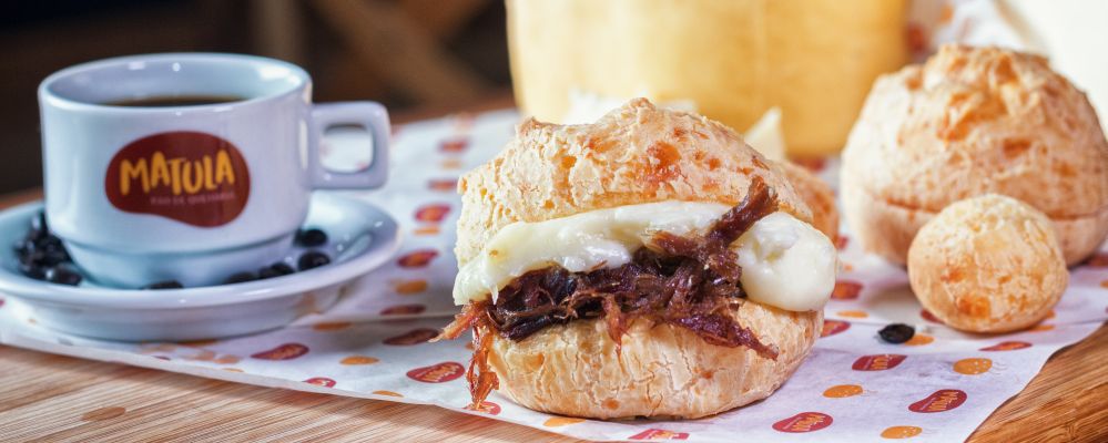 Pão de queijo vendido em MG volta às origens e ganha versões com queijo artesanal Pão de queijo vendido em MG volta às origens e ganha versões com queijo artesanal