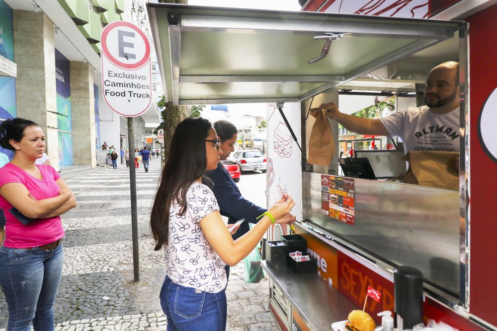 Primeiro e único food truck autorizado a trabalhar, o Altman Gastronomia de Rua, começou a operar no ponto da Avenida Marechal Floriano, no Centro, na segunda-feira (15). Foto: Daniel Castellano / SMCS Primeiro e único food truck autorizado a trabalhar, o Altman Gastronomia de Rua, começou a operar no ponto da Avenida Marechal Floriano, no Centro, na segunda-feira (15). Foto: Daniel Castellano / SMCS