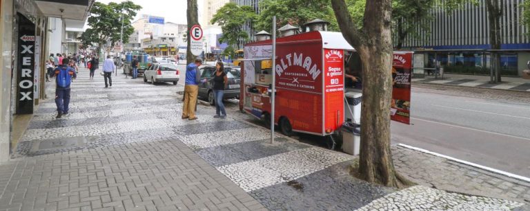 Prefeitura regulariza vagas destinadas a food trucks em Curitiba. Na imagem primeiro caminhão food truck já começa a funcionar na rua Marechal Floriano Peixoto no Centro de Curitiba. Foto: Daniel Castellano/SMCS