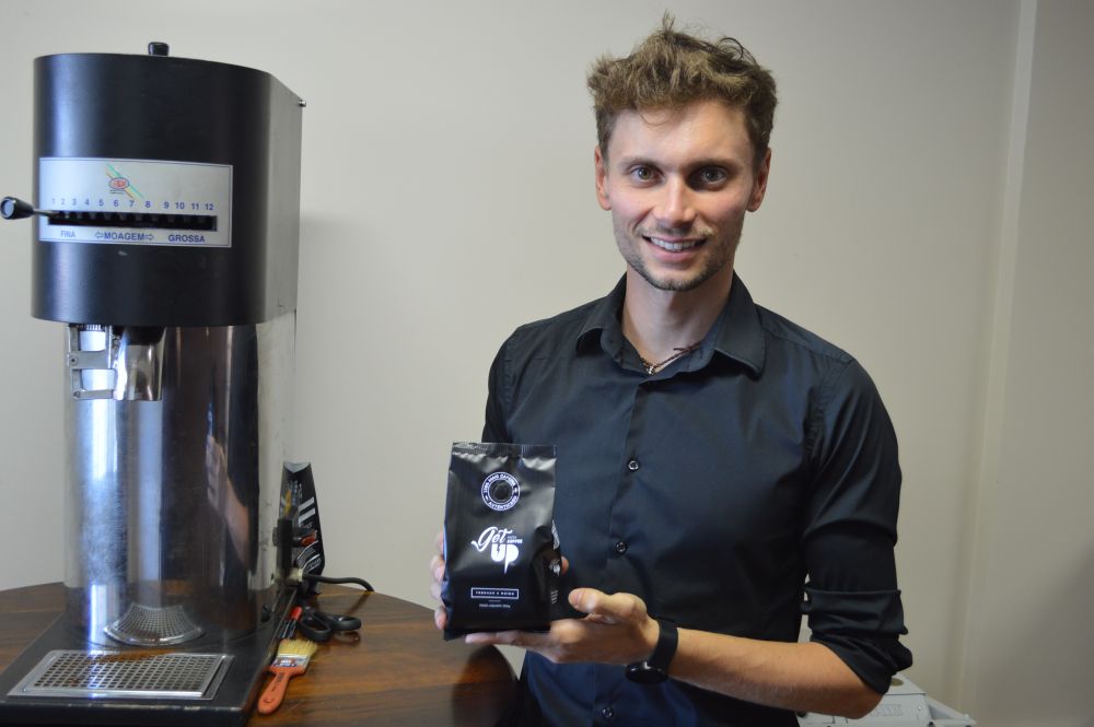 A concentração do Get Up Coffee, criado pelo barista Guilherme Minozzo, é de 112 mg de cafeína para uma xícara de água (de 60 ml). Foto: Divulgação A concentração do Get Up Coffee, criado pelo barista Guilherme Minozzo, é de 112 mg de cafeína para uma xícara de água (de 60 ml). Foto: Divulgação