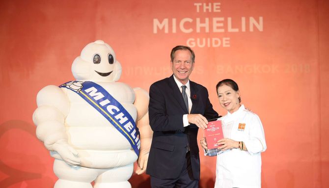 Supinya Junsuta, chef e proprietária do restaurante Raan Jay Fai, de 72 anos, recebe a honraria de uma estrela Michelin. Seu restaurante foi o primeiro de comida de rua a figurar no Guia Michelin. Foto: Divulgação Supinya Junsuta, chef e proprietária do restaurante Raan Jay Fai, de 72 anos, recebe a honraria de uma estrela Michelin. Seu restaurante foi o primeiro de comida de rua a figurar no Guia Michelin. Foto: Divulgação