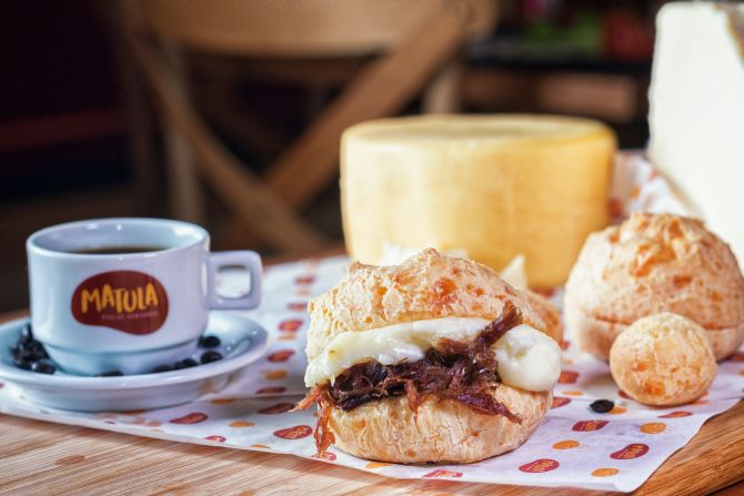 Pão de queijo vendido em MG volta às origens e ganha versões com queijo artesanal Pão de queijo vendido em MG volta às origens e ganha versões com queijo artesanal