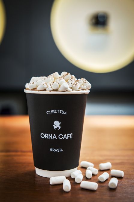 Snow Chocco Latte é um chocolate quente bem denso e coberto por mini marshmallows (médio R$ 16 e grande R$ 18). Foto: Leticia Akemi/Gazeta do Povo Snow Chocco Latte é um chocolate quente bem denso e coberto por mini marshmallows (médio R$ 16 e grande R$ 18). Foto: Leticia Akemi/Gazeta do Povo