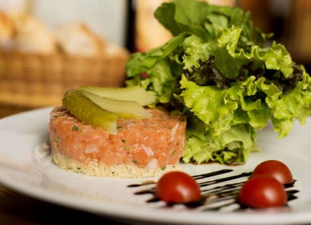 Tartar de salmão Marcos Mion do Paris 6 é servido com couscous marroquino e coalhada. Foto: Thatiana Bionde/Divulgação Tartar de salmão Marcos Mion do Paris 6 é servido com couscous marroquino e coalhada. Foto: Thatiana Bionde/Divulgação