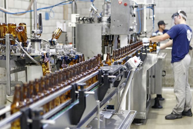 Way Beer organiza visitas guiadas na fábrica para conhecer a produção e degustar a cerveja direto dos tanques. Foto: Antônio More/Gazeta do Povo Way Beer organiza visitas guiadas na fábrica para conhecer a produção e degustar a cerveja direto dos tanques. Foto: Antônio More/Gazeta do Povo
