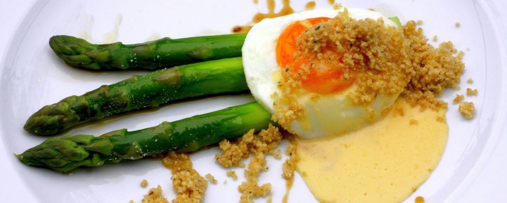 Aspargos frescos com ovo caipira, molho holandês e farofa de avelã. Foto: Rodrigo Sóppa/Gazeta do Povo