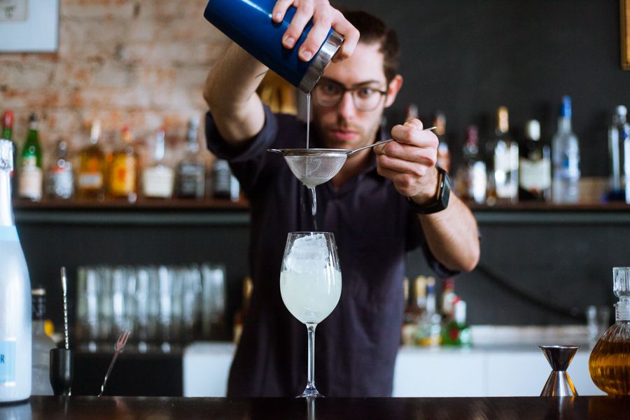 Augusto Segan: apesar do glamour, rotina do bartender é bastante exaustiva. Foto: Divulgação Augusto Segan: apesar do glamour, rotina do bartender é bastante exaustiva. Foto: Divulgação