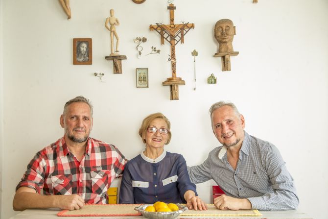 Concettina D'Amico Cava entre os filhos Franco (à esquerda) e Antônio, responsável pelo almoço. Foto: Hugo Harada/Gazeta do Povo Concettina D'Amico Cava entre os filhos Franco (à esquerda) e Antônio, responsável pelo almoço. Foto: Hugo Harada/Gazeta do Povo