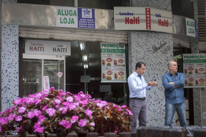 Localizado na entrada da Galeria Lustoza, o café é um dos pontos mais tradicionais do centro de Curitiba. Crédito: Daniel Caron/Gazeta do Povo. Localizado na entrada da Galeria Lustoza, o café é um dos pontos mais tradicionais do centro de Curitiba. Crédito: Daniel Caron/Gazeta do Povo.