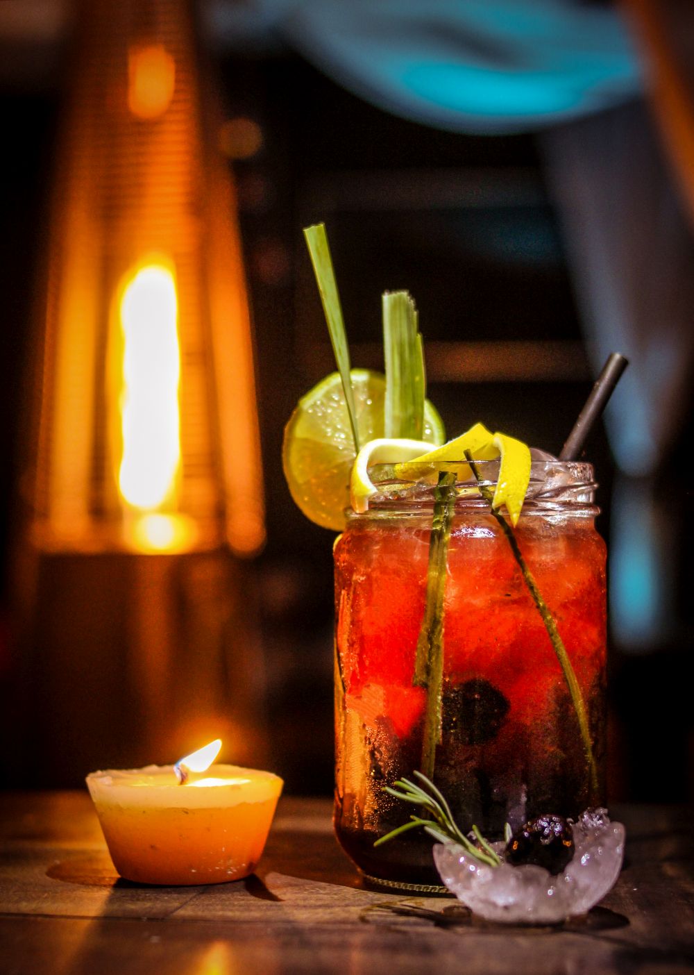 A caipirinha Sauna, do Lotus Sunset, é a receita original acrescida de capim-santo, citronela e redução de maracujá ou jabuticaba. Foto: Fábio Albuquerque/divulgação A caipirinha Sauna, do Lotus Sunset, é a receita original acrescida de capim-santo, citronela e redução de maracujá ou jabuticaba. Foto: Fábio Albuquerque/divulgação