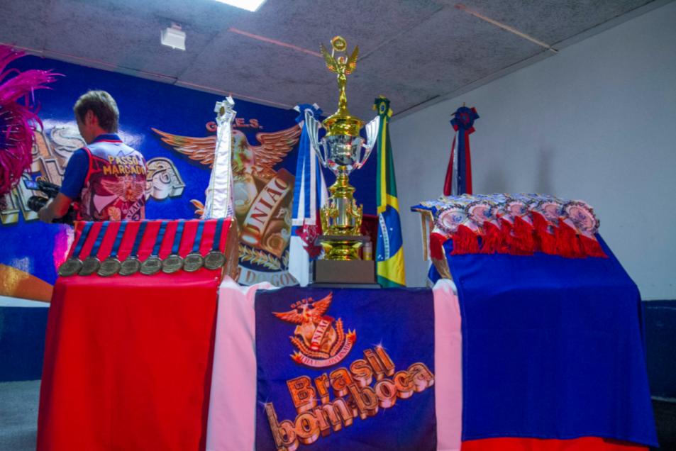 Destaque para o estandarte do enredo da escola. Foto: Divulgação Destaque para o estandarte do enredo da escola. Foto: Divulgação