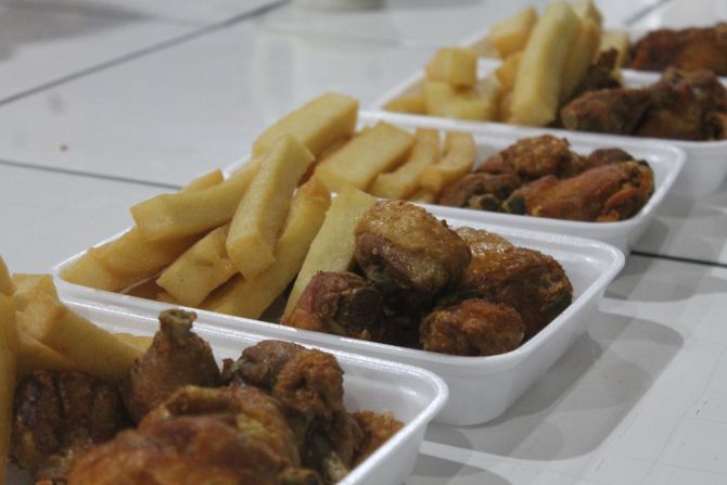 Frango à passarinho com polenta frita. Porção será vendida a R$ 18 na 60ª Festa da Uva de Santa Felicidade. Foto: Reprodução/Facebook Frango à passarinho com polenta frita. Porção será vendida a R$ 18 na 60ª Festa da Uva de Santa Felicidade. Foto: Reprodução/Facebook