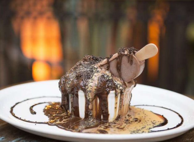 Grande gâteau Deborah Secco, uma das combinações do Paris 6: bolo de chocolate recheado com brigadeiro, cobertura de ganache de chocolate meio amargo, doce de leite caseiro, confeito de chocolate e picolé de alfajor de doce de leite com casca de chocolate. Foto: Tathiana Bione/Divulgação Grande gâteau Deborah Secco, uma das combinações do Paris 6: bolo de chocolate recheado com brigadeiro, cobertura de ganache de chocolate meio amargo, doce de leite caseiro, confeito de chocolate e picolé de alfajor de doce de leite com casca de chocolate. Foto: Tathiana Bione/Divulgação