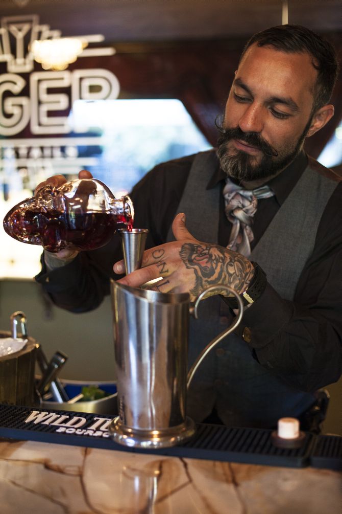 Igor Bispo, considerado o decano da coquetelaria em Curitiba: “todo bartender deveria ser mixologista”. Foto: Mariana Quintana. Igor Bispo, considerado o decano da coquetelaria em Curitiba: “todo bartender deveria ser mixologista”. Foto: Mariana Quintana.