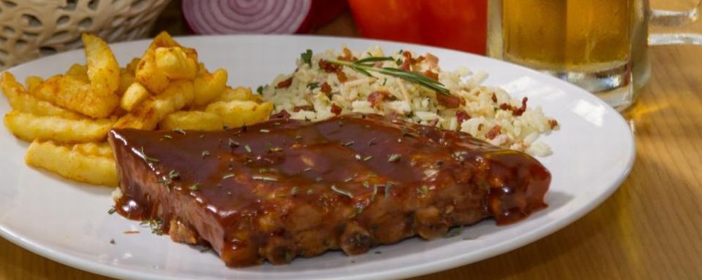 Um dos pratos rápidos é o BBQ Johnny Ribs (R$ 32,90), acompanhado de arroz com bacon e ovos e molho barbecue e servido no almoço executivo de quinta-feira. Foto: divulgação