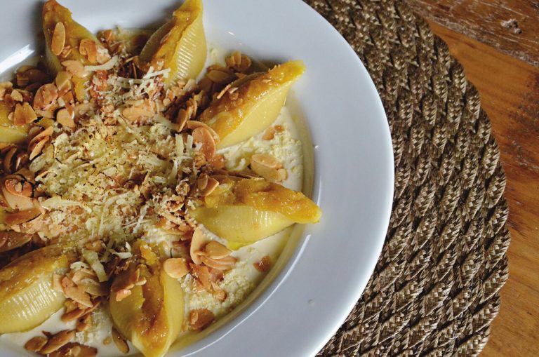 Conchiglione de abóbora com molho alfredo e amêndoas
