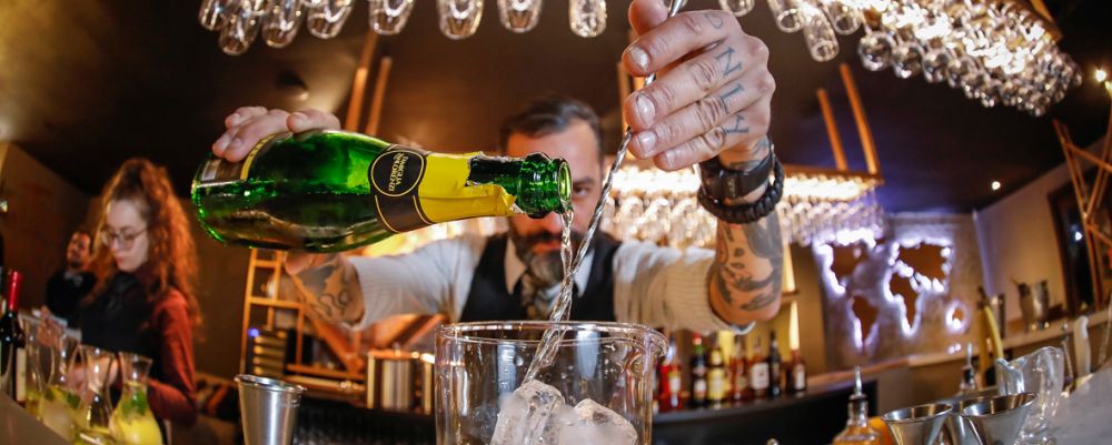 Profissão bartender: os bastidores de uma figura badalada de bares e restaurantes Profissão bartender: os bastidores de uma figura badalada de bares e restaurantes