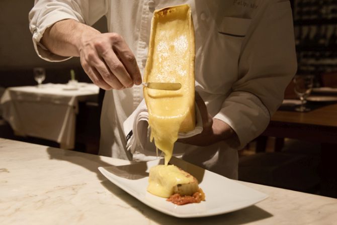 Queijo utilizado no La Varenne é o Raclette. Foto: Thamires Valério/Divulgação Queijo utilizado no La Varenne é o Raclette. Foto: Thamires Valério/Divulgação