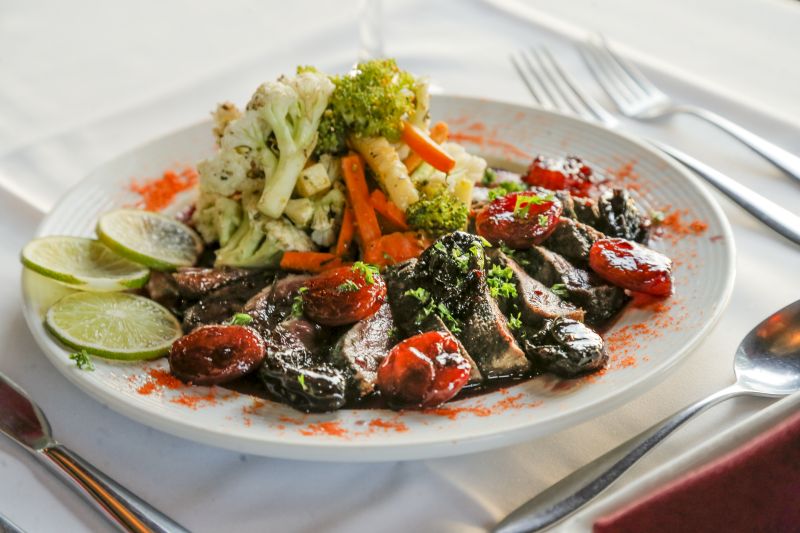 Magret de pato ao molho chutney com damasco e tâmaras. Foto: Hugo Harada/Gazeta do Povo. Magret de pato ao molho chutney com damasco e tâmaras. Foto: Hugo Harada/Gazeta do Povo.