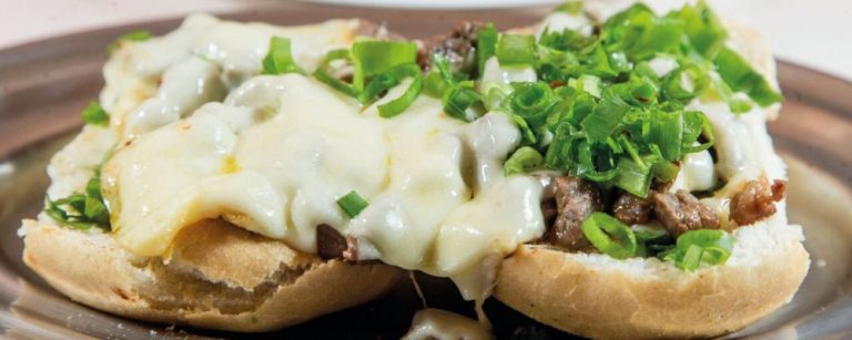 Baixa Gastronomia indica: bife em duas versões, no pão e à parmegiana
