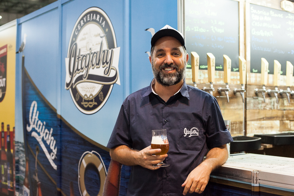 "A maioria está levando na esportiva", diz Alexandre Mello, sócio da Cervejaria Itajahy e presidente da Associação dos Cervejeiros de Santa Catarina (ACASC) a respeito da polêmica sobre Catharina Sour ser ou não um novo estilo. Foto: Karine Kuromiya "A maioria está levando na esportiva", diz Alexandre Mello, sócio da Cervejaria Itajahy e presidente da Associação dos Cervejeiros de Santa Catarina (ACASC) a respeito da polêmica sobre Catharina Sour ser ou não um novo estilo. Foto: Karine Kuromiya