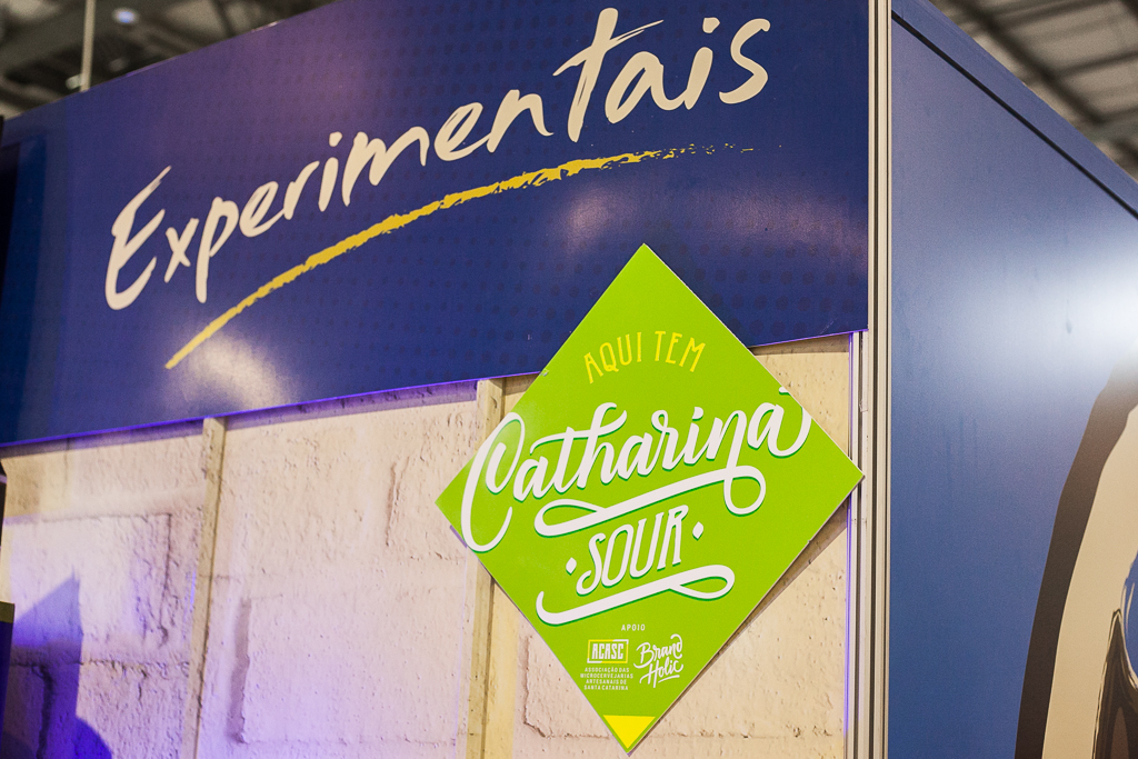 Placa anuncia estandes que tem Catharina Sour, tendência que pode virar o 1º estilo brasileiro, no Festival Brasileiro da Cerveja 2018. Foto: Karine Kuromiya Placa anuncia estandes que tem Catharina Sour, tendência que pode virar o 1º estilo brasileiro, no Festival Brasileiro da Cerveja 2018. Foto: Karine Kuromiya