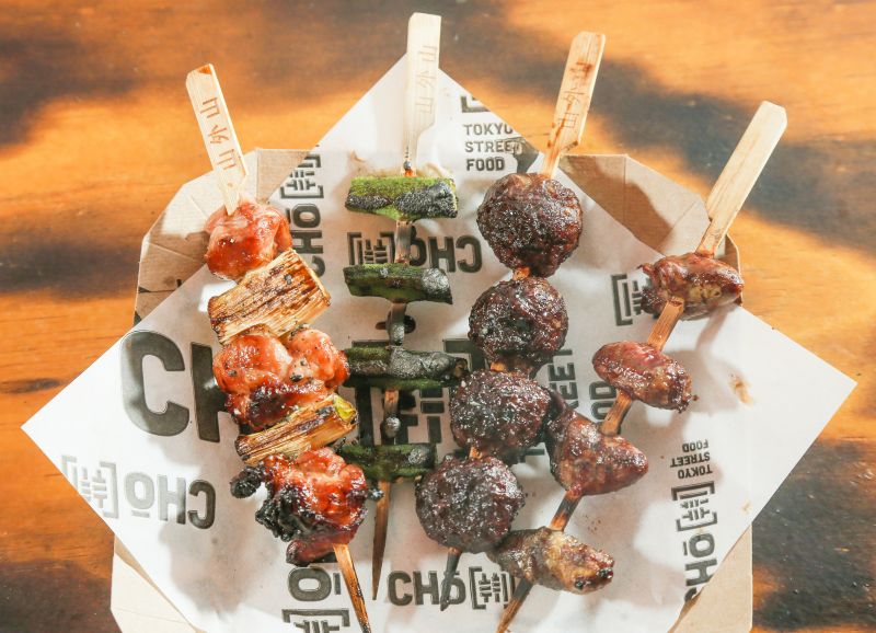 Robatas (espetinhos de frango, quiabo, tsukune e coração de frango) Robatas (espetinhos de frango, quiabo, tsukune e coração de frango)