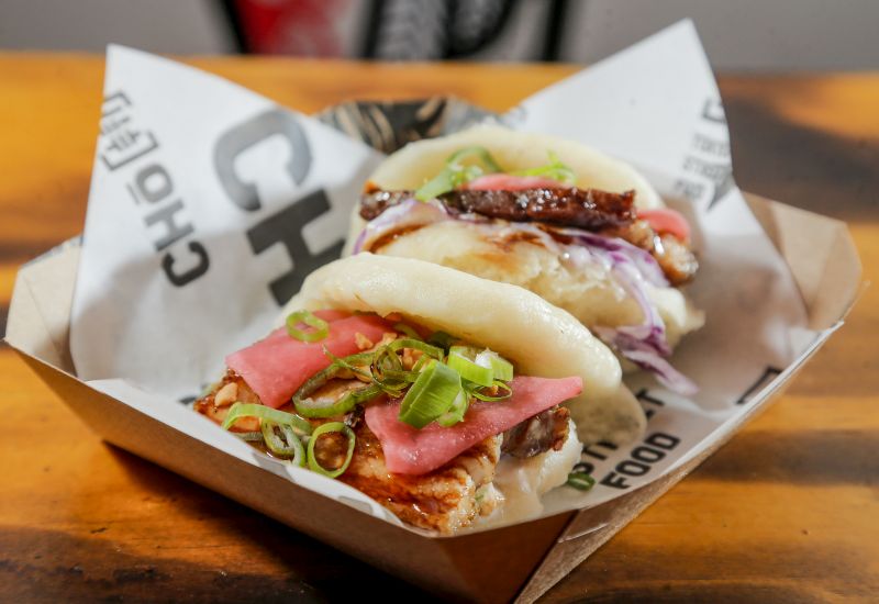 Bao de Porco (barriga de porco, picles de rabanete, maionese com repolho roxo e cebolinha - R$ 19) Bao de Porco (barriga de porco, picles de rabanete, maionese com repolho roxo e cebolinha - R$ 19)