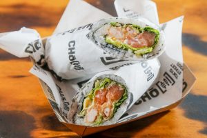 Novo bar oriental de Curitiba lança em Curitiba um sushi em formato de burrito Sushibomb Shrimpado (salmão cru, camarão empanado, alface e cream cheese - R$ 28)