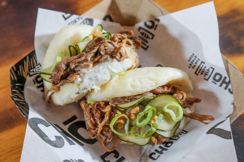 Bao de Costela (costela bovina desfiada, com picles, maionese temperada e cebolinha - R$ 18). Foto: Hugo Harada/Gazeta do Povo. Bao de Costela (costela bovina desfiada, com picles, maionese temperada e cebolinha - R$ 18). Foto: Hugo Harada/Gazeta do Povo.