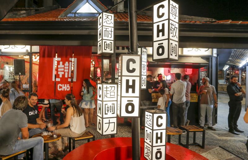 Decoração do Chō Street Food traz elementos da arte e cultura das ruas do Japão. Foto: Hugo Harada/Gazeta do Povo. Decoração do Chō Street Food traz elementos da arte e cultura das ruas do Japão. Foto: Hugo Harada/Gazeta do Povo.