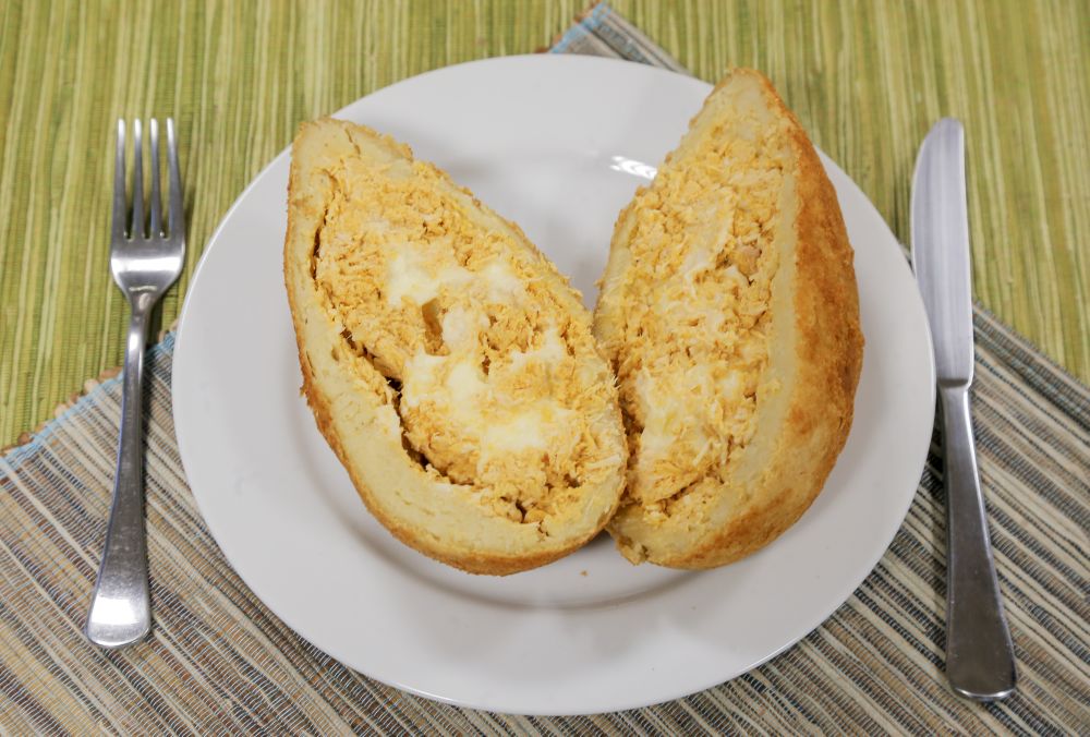 Coxinha em formato de ovo de Pascoa com recheio de frango com catupiry. Massa fina e muito recheio. Foto: Hugo Harada/Gazeta do Povo. Coxinha em formato de ovo de Pascoa com recheio de frango com catupiry. Massa fina e muito recheio. Foto: Hugo Harada/Gazeta do Povo.